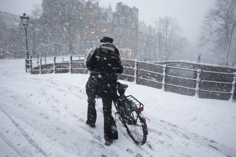 Στην κατάψυξη η Ευρώπη -Ακυρώθηκαν πτήσεις, έκλεισαν σχολεία, διακοπές ρεύματος [εικόνες] | iefimerida.gr 0