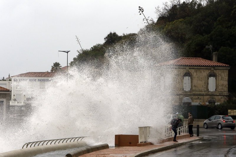 Γαλλία: Ενας νεκρός και  15 τραυματίες από το πέρασμα της καταιγίδας Eleanor [εικόνες] | iefimerida.gr 3