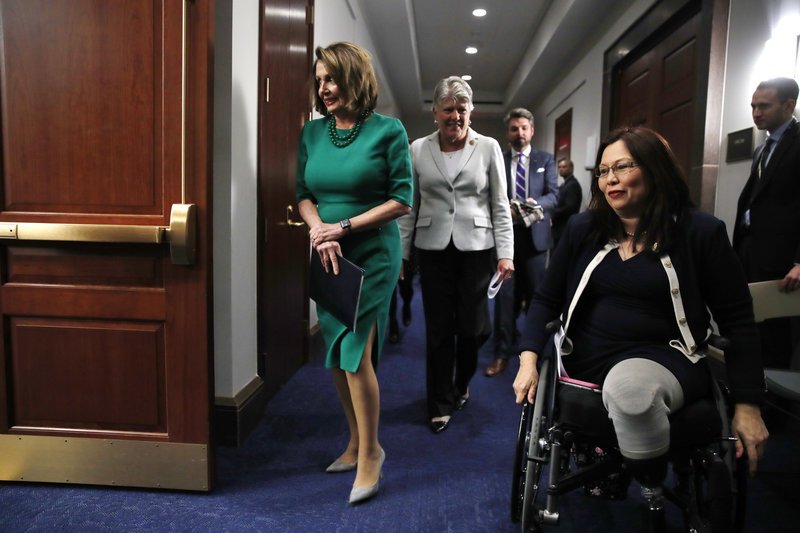 Μήνυμα ζωής! 50χρονη Αμερικανίδα γερουσιαστής χωρίς πόδια έγκυος στο δεύτερο παιδί της | iefimerida.gr 0