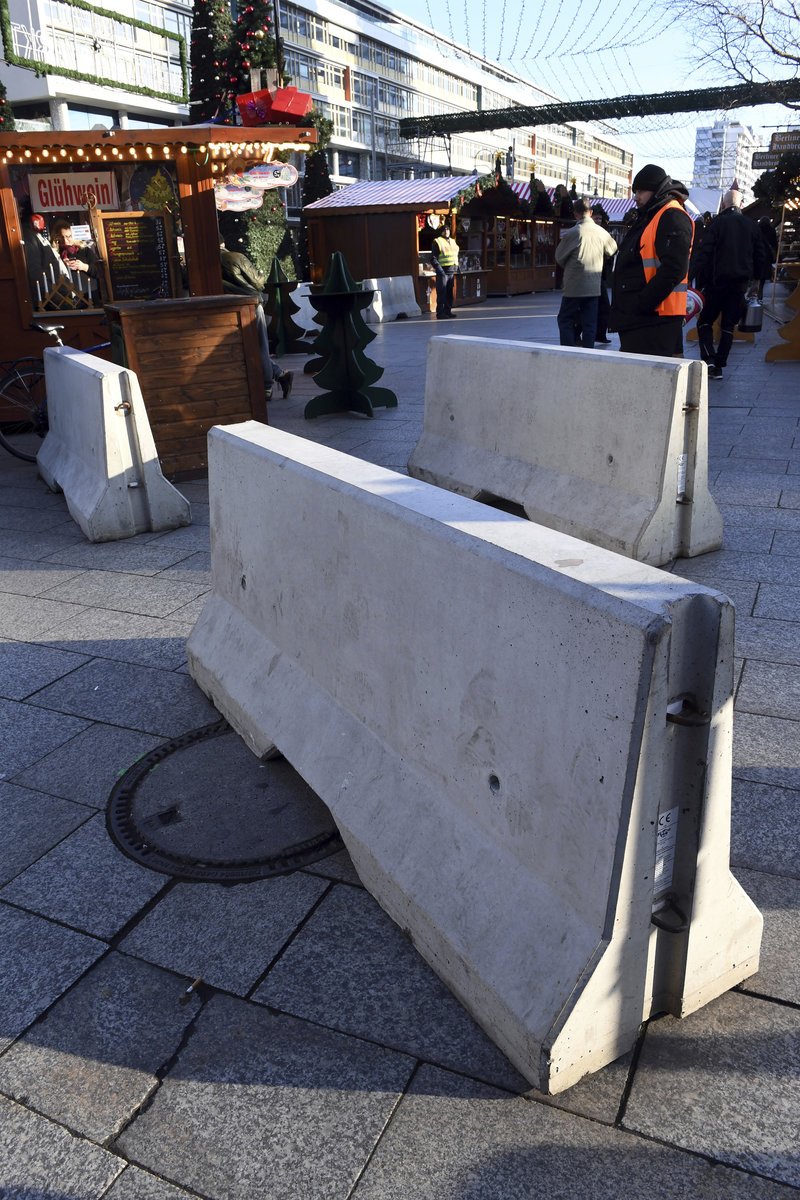 Ενας χρόνος από την επίθεση στο Βερολίνο -Τσιμεντένια οδοφράγματα στην αγορά [εικόνες] | iefimerida.gr 1