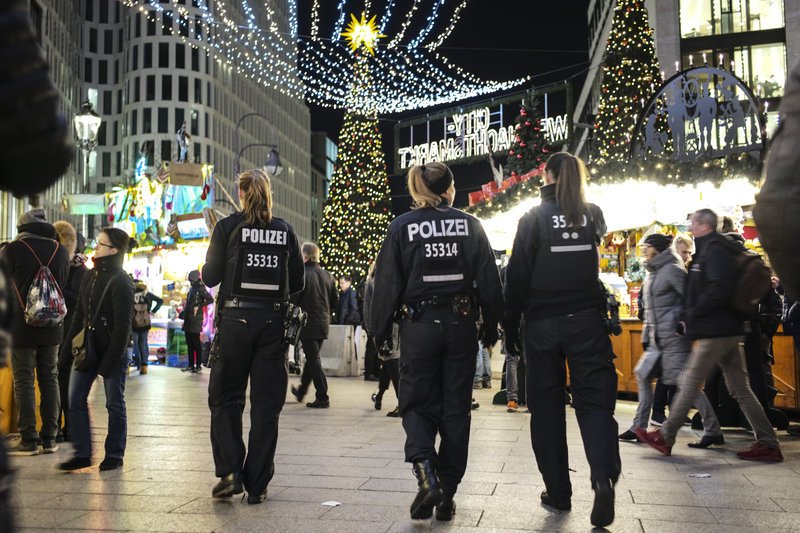 Ενας χρόνος από την επίθεση στο Βερολίνο -Τσιμεντένια οδοφράγματα στην αγορά [εικόνες] | iefimerida.gr 2