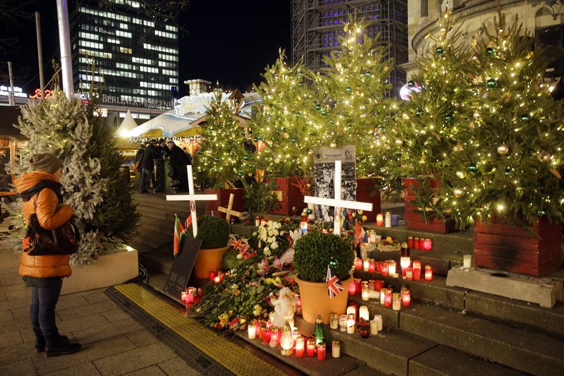 Ενας χρόνος από την επίθεση στο Βερολίνο -Τσιμεντένια οδοφράγματα στην αγορά [εικόνες] | iefimerida.gr 5