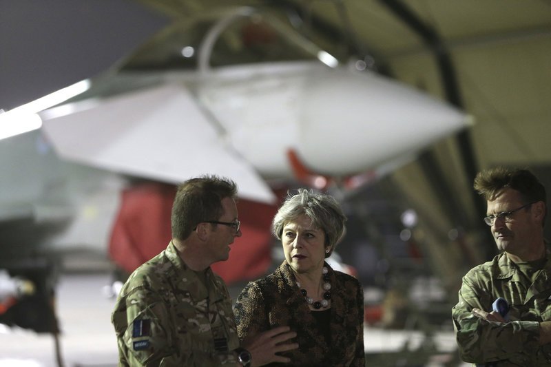 Η Τερέζα Μέι στην Κύπρο -Με παραλλαγή με... λουλουδάκια στη στρατιωτική βάση [εικόνες] | iefimerida.gr 2