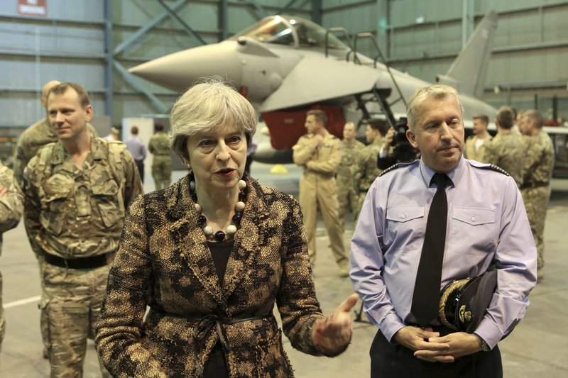 Η Τερέζα Μέι στην Κύπρο -Με παραλλαγή με... λουλουδάκια στη στρατιωτική βάση [εικόνες] | iefimerida.gr 3