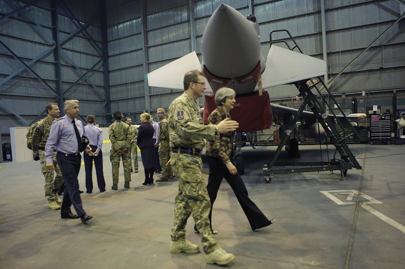 Η Τερέζα Μέι στην Κύπρο -Με παραλλαγή με... λουλουδάκια στη στρατιωτική βάση [εικόνες] | iefimerida.gr 1