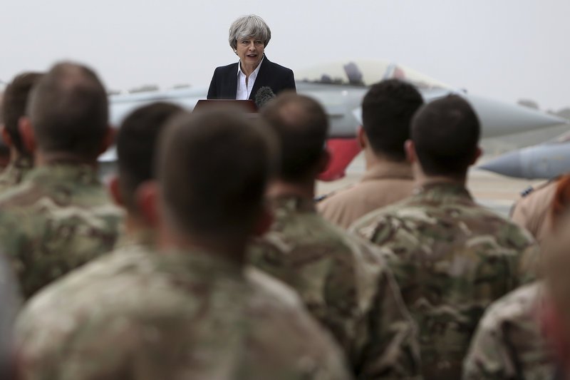 Η Τερέζα Μέι στην Κύπρο -Με παραλλαγή με... λουλουδάκια στη στρατιωτική βάση [εικόνες] | iefimerida.gr 4