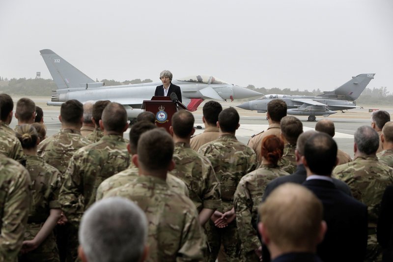 Η Τερέζα Μέι στην Κύπρο -Με παραλλαγή με... λουλουδάκια στη στρατιωτική βάση [εικόνες] | iefimerida.gr 5