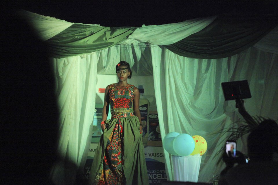 Η πρώτη επίδειξη μόδας στο Κονγκό -Εκεί που σφυροκοπούν οι αντάρτες [εικόνες] | iefimerida.gr 0