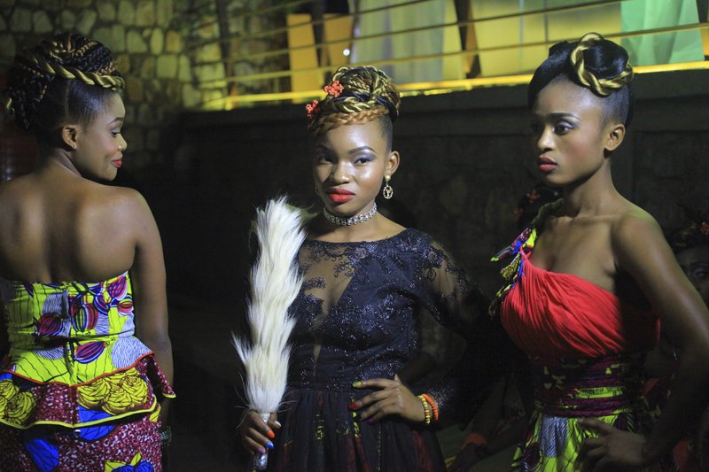 Η πρώτη επίδειξη μόδας στο Κονγκό -Εκεί που σφυροκοπούν οι αντάρτες [εικόνες] | iefimerida.gr 2