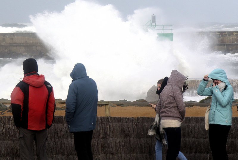 Γαλλία: Ενας νεκρός και  15 τραυματίες από το πέρασμα της καταιγίδας Eleanor [εικόνες] | iefimerida.gr 2
