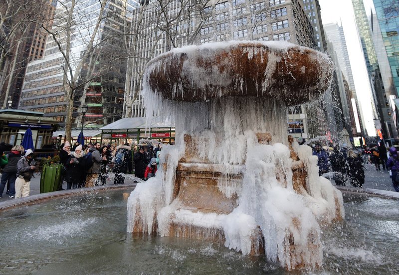 Συνεχίζεται το πολικό ψύχος στις ΗΠΑ -Πάγωσαν μέχρι και τα συντριβάνια [εικόνες] | iefimerida.gr 6