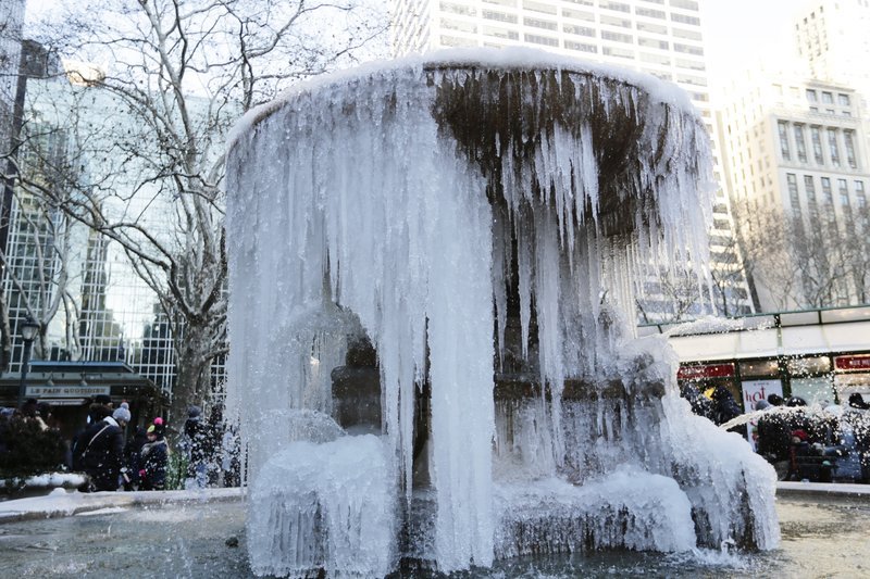 Συνεχίζεται το πολικό ψύχος στις ΗΠΑ -Πάγωσαν μέχρι και τα συντριβάνια [εικόνες] | iefimerida.gr 4