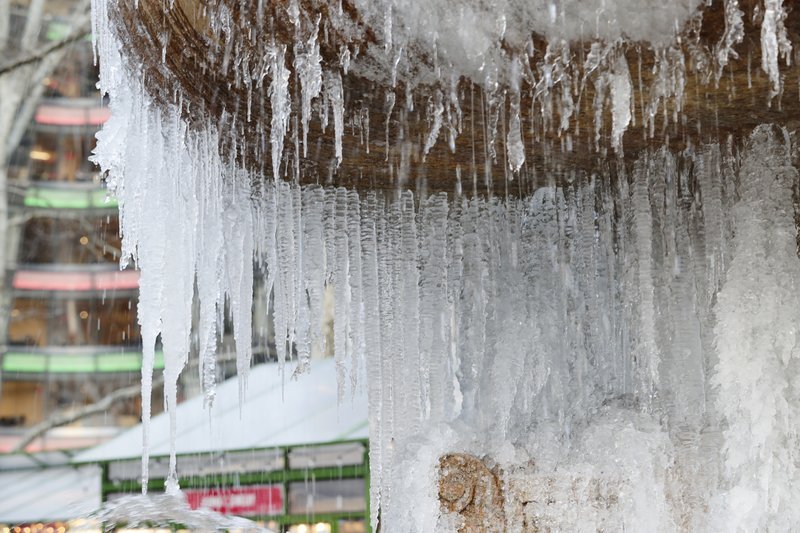 Συνεχίζεται το πολικό ψύχος στις ΗΠΑ -Πάγωσαν μέχρι και τα συντριβάνια [εικόνες] | iefimerida.gr 3