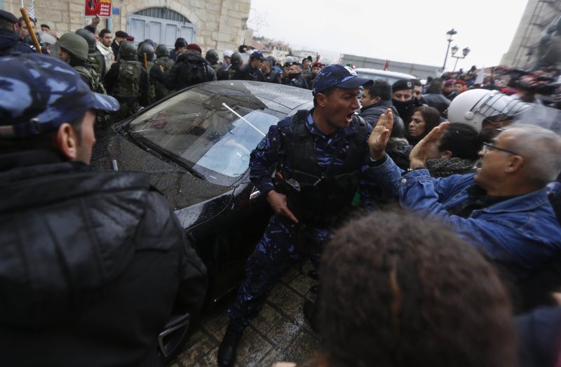 Ενταση στη Βηθλεέμ: Παλαιστίνιοι επιτέθηκαν στο αυτοκίνητο του Ελληνα Πατριάρχη Ιεροσολύμων [εικόνες & βίντεο] | iefimerida.gr 1