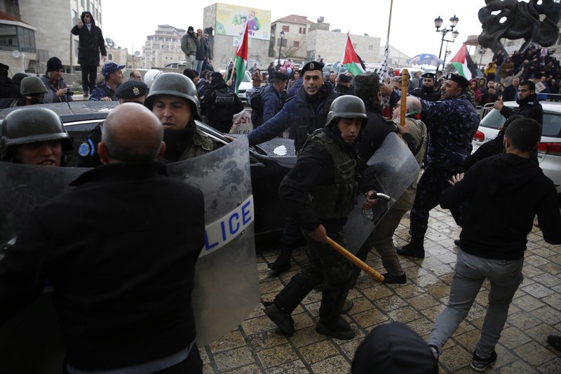 Ενταση στη Βηθλεέμ: Παλαιστίνιοι επιτέθηκαν στο αυτοκίνητο του Ελληνα Πατριάρχη Ιεροσολύμων [εικόνες & βίντεο] | iefimerida.gr 0