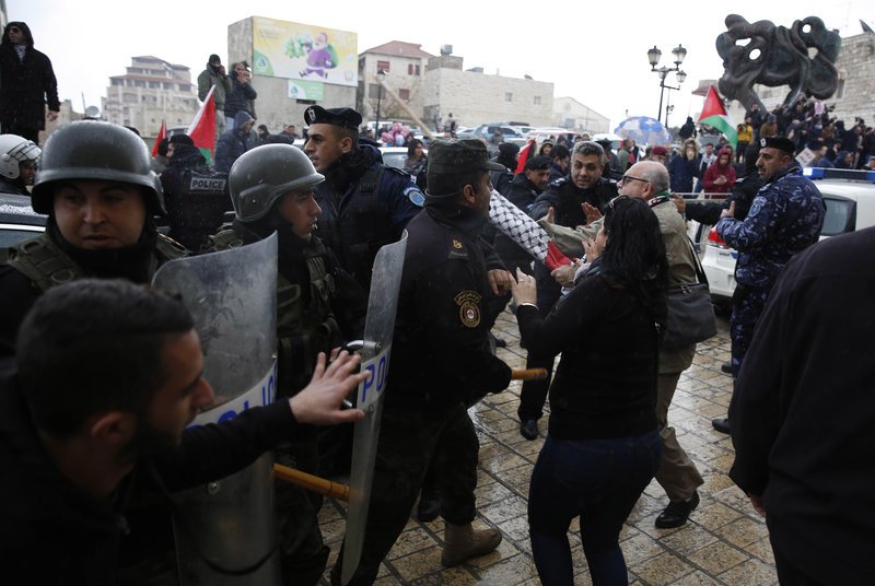 Ενταση στη Βηθλεέμ: Παλαιστίνιοι επιτέθηκαν στο αυτοκίνητο του Ελληνα Πατριάρχη Ιεροσολύμων [εικόνες & βίντεο] | iefimerida.gr 2