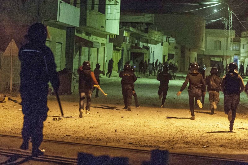 Τυνησία: Καθημερινότητα οι ταραχές και τα επεισόδια σε διαδηλώσεις κατά της κυβέρνησης [εικόνες] | iefimerida.gr 2