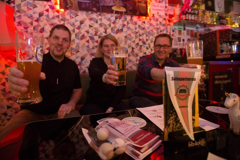 Στη Γερμανία έφτιαξαν κλαμπ για όσους μισούν το γυμναστήριο -Μπύρες, άραγμα και ασκήσεις σε πολυθρόνες [εικόνες] | iefimerida.gr 2