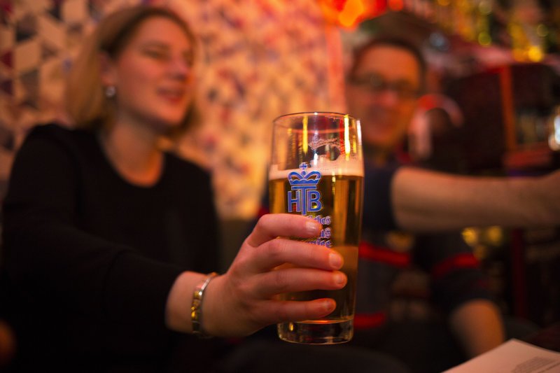 Στη Γερμανία έφτιαξαν κλαμπ για όσους μισούν το γυμναστήριο -Μπύρες, άραγμα και ασκήσεις σε πολυθρόνες [εικόνες] | iefimerida.gr 4