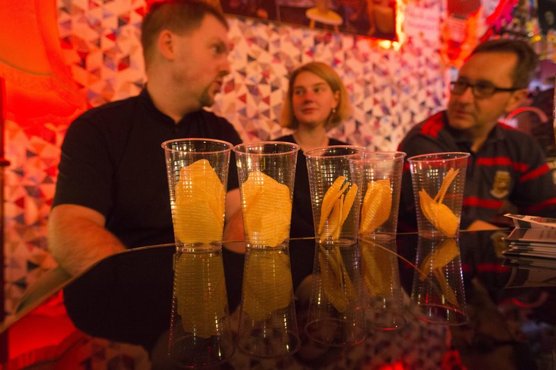 Στη Γερμανία έφτιαξαν κλαμπ για όσους μισούν το γυμναστήριο -Μπύρες, άραγμα και ασκήσεις σε πολυθρόνες [εικόνες] | iefimerida.gr 0