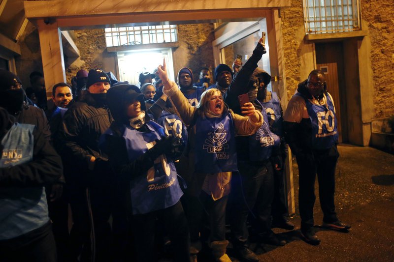 Γαλλία: Δεσμοφύλακες έβαλαν φωτιά σε λάστιχα έξω από φυλακές -Προβλήματα για Μακρόν [εικόνες] | iefimerida.gr 4