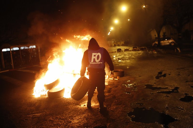 Γαλλία: Δεσμοφύλακες έβαλαν φωτιά σε λάστιχα έξω από φυλακές -Προβλήματα για Μακρόν [εικόνες] | iefimerida.gr 1