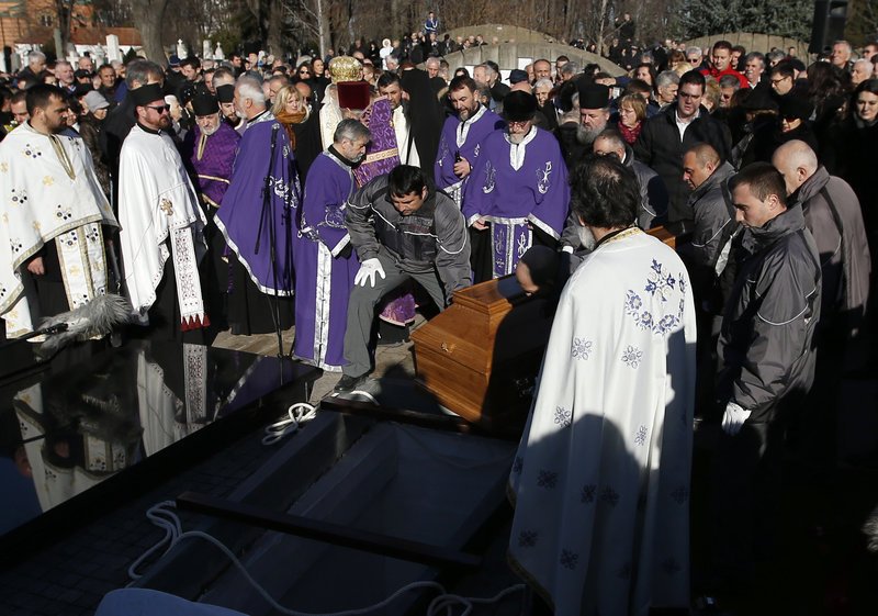 Χιλιάδες κόσμου στην κηδεία του Σέρβου πολιτικού που δολοφονήθηκε την Τετάρτη [εικόνες] | iefimerida.gr 1