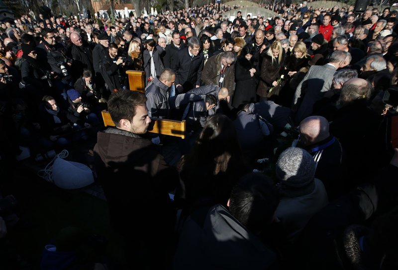 Χιλιάδες κόσμου στην κηδεία του Σέρβου πολιτικού που δολοφονήθηκε την Τετάρτη [εικόνες] | iefimerida.gr 0