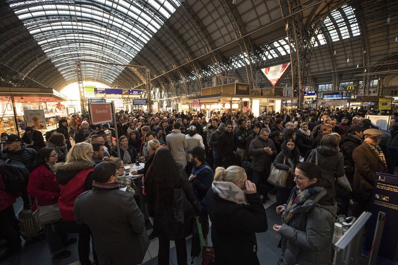 Η «Φρειδερίκη» προκάλεσε χάος στη Δ. Ευρώπη: Ξεριζώθηκαν δέντρα, στέγες, 10 νεκροί [εικόνες] | iefimerida.gr 4