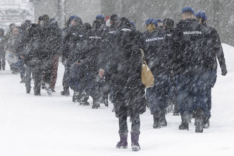 Στο ενάμισι μέτρο το χιόνι στο Νταβός -Εμπόδιο για λιμουζίνες και ελικόπτερα [εικόνες] | iefimerida.gr 3
