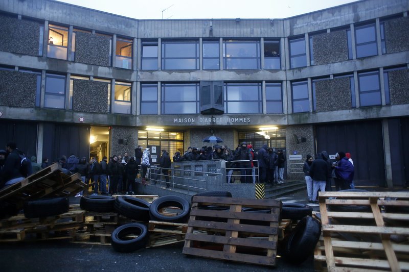 Γαλλία: Δεσμοφύλακες έβαλαν φωτιά σε λάστιχα έξω από φυλακές -Προβλήματα για Μακρόν [εικόνες] | iefimerida.gr 0