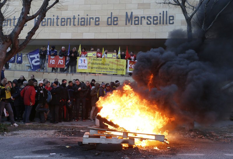 Γαλλία: Δεσμοφύλακες έβαλαν φωτιά σε λάστιχα έξω από φυλακές -Προβλήματα για Μακρόν [εικόνες] | iefimerida.gr 2