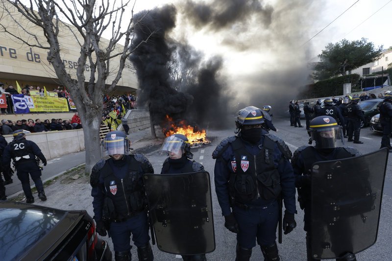 Γαλλία: Δεσμοφύλακες έβαλαν φωτιά σε λάστιχα έξω από φυλακές -Προβλήματα για Μακρόν [εικόνες] | iefimerida.gr 3