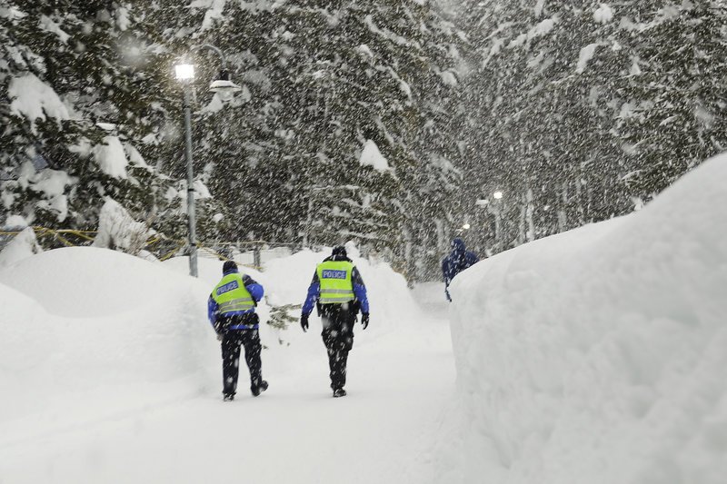 Στο ενάμισι μέτρο το χιόνι στο Νταβός -Εμπόδιο για λιμουζίνες και ελικόπτερα [εικόνες] | iefimerida.gr 1