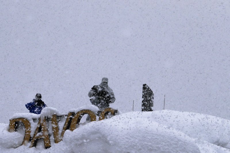 Στο ενάμισι μέτρο το χιόνι στο Νταβός -Εμπόδιο για λιμουζίνες και ελικόπτερα [εικόνες] | iefimerida.gr 4