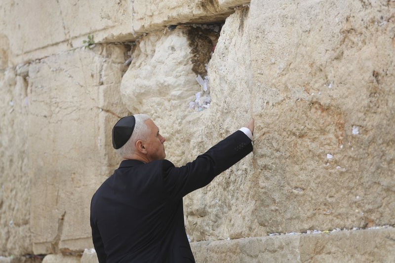 Στο Tείχος των Δακρύων προσευχήθηκε ο Πενς -«Εργαζόμαστε για ειρήνη στην περιοχή» [εικόνες] | iefimerida.gr 5