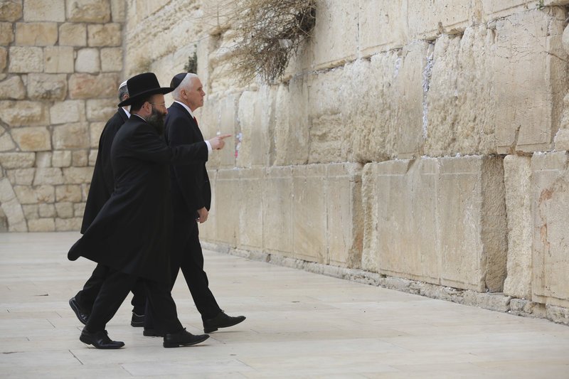 Στο Tείχος των Δακρύων προσευχήθηκε ο Πενς -«Εργαζόμαστε για ειρήνη στην περιοχή» [εικόνες] | iefimerida.gr 4