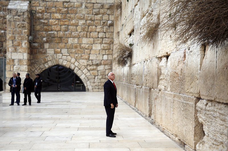 Στο Tείχος των Δακρύων προσευχήθηκε ο Πενς -«Εργαζόμαστε για ειρήνη στην περιοχή» [εικόνες] | iefimerida.gr 1