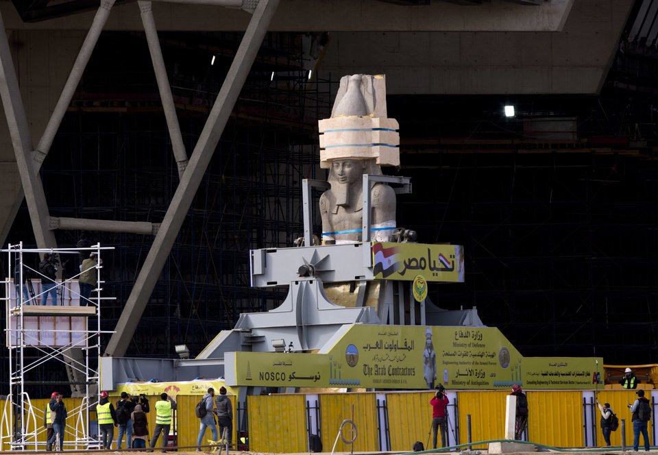 Απίστευτες εικόνες: Μετέφεραν κολοσσιαίο άγαλμα του Ραμσή, ύψους 11 μέτρων, μέσα από το Κάιρο [εικόνες] | iefimerida.gr 0