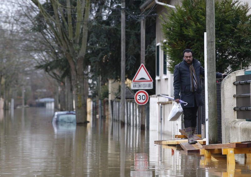 Δραματικές εικόνες από τη Γαλλία -Θα ξεπεράσει τα 6 μέτρα η στάθμη του Σηκουάνα [εικόνες] | iefimerida.gr 1