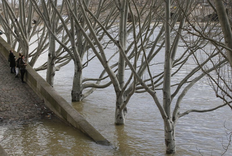 Σε επιφυλακή το Παρίσι -Εξακολουθεί να «φουσκώνει» ο Σηκουάνας [εικόνες & βίντεο]  | iefimerida.gr 1