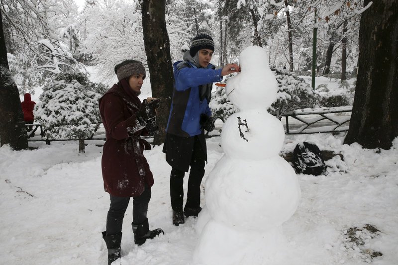 Πρωτόγνωρες εικόνες: Χιόνισε στις ερήμους της Σ. Αραβίας! Καμήλες στα... λευκά! [εικόνες & βίντεο] | iefimerida.gr 6