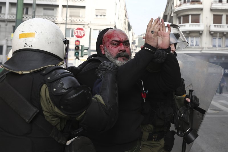 Επεισόδια και χημικά στο κέντρο: Χρυσαυγίτες κατά ΜΑΤ -Αντιεξουσιαστές χτύπησαν μοτοσικλετιστές με ελληνικές σημαίες [βίντεο] | iefimerida.gr 7