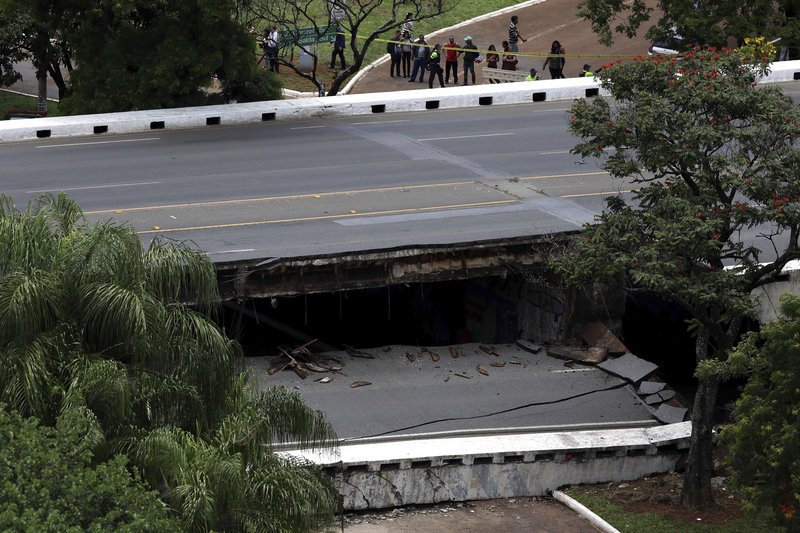 Βραζιλία: Κατέρρευσε τμήμα αυτοκινητοδρόμου στο κέντρο της πρωτεύουσας [εικόνες] | iefimerida.gr 0