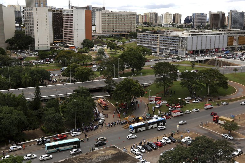 Βραζιλία: Κατέρρευσε τμήμα αυτοκινητοδρόμου στο κέντρο της πρωτεύουσας [εικόνες] | iefimerida.gr 1