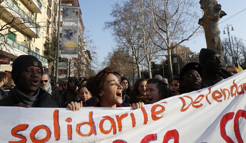 30.000 άτομα σε αντιρατσιστική πορεία στη Ματσεράτα [εικόνες] | iefimerida.gr 0