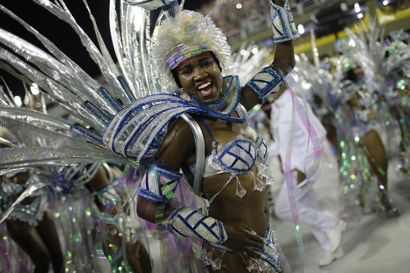 Πολιτικά μηνύματα, αντιδράσεις και έντονη παρουσία της αστυνομίας στο σαμπαδρόμιο του Ρίο [εικόνες] | iefimerida.gr 5