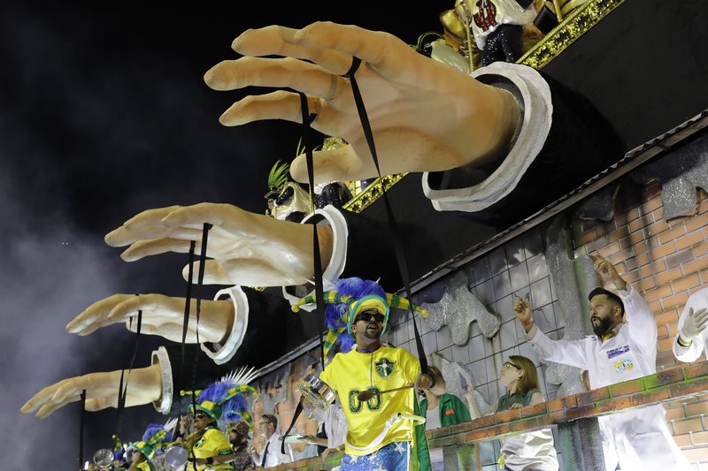 Πολιτικά μηνύματα, αντιδράσεις και έντονη παρουσία της αστυνομίας στο σαμπαδρόμιο του Ρίο [εικόνες] | iefimerida.gr 3