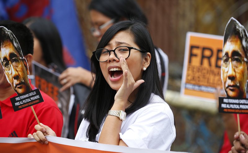 Νέο σοκ από τον Ντουτέρτε: «Πυροβολείτε τις αντάρτισσες στο αιδοίο τους», είπε στον στρατό | iefimerida.gr 1