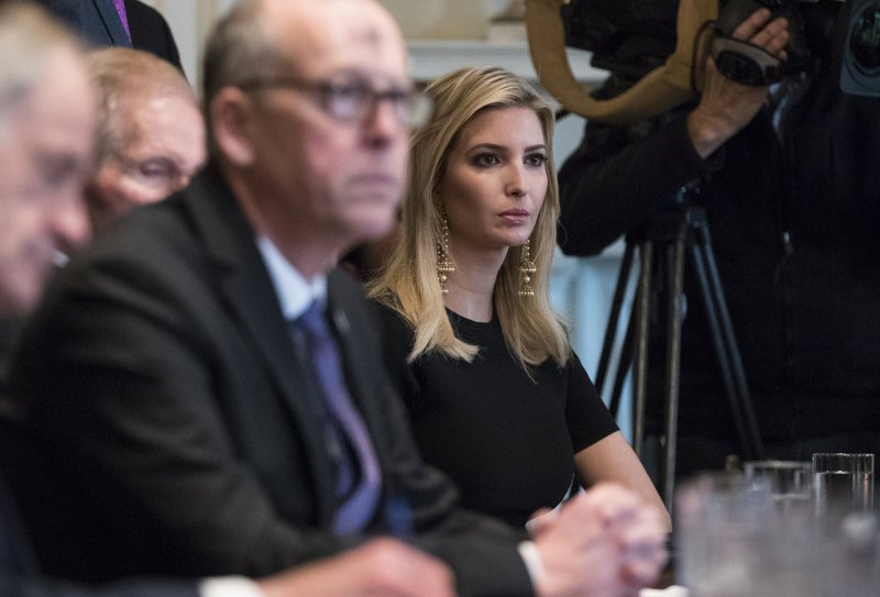 Η Ιβάνκα Τραμπ άλλαξε λουκ -Εμφανίστηκε με πιο κοντά μαλλιά [εικόνες] | iefimerida.gr 1